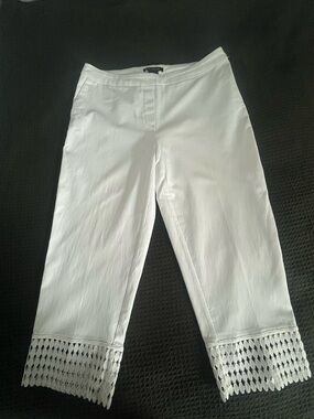 Zac & Rachel white capri pants with crochet bottoms size 10 NWOT